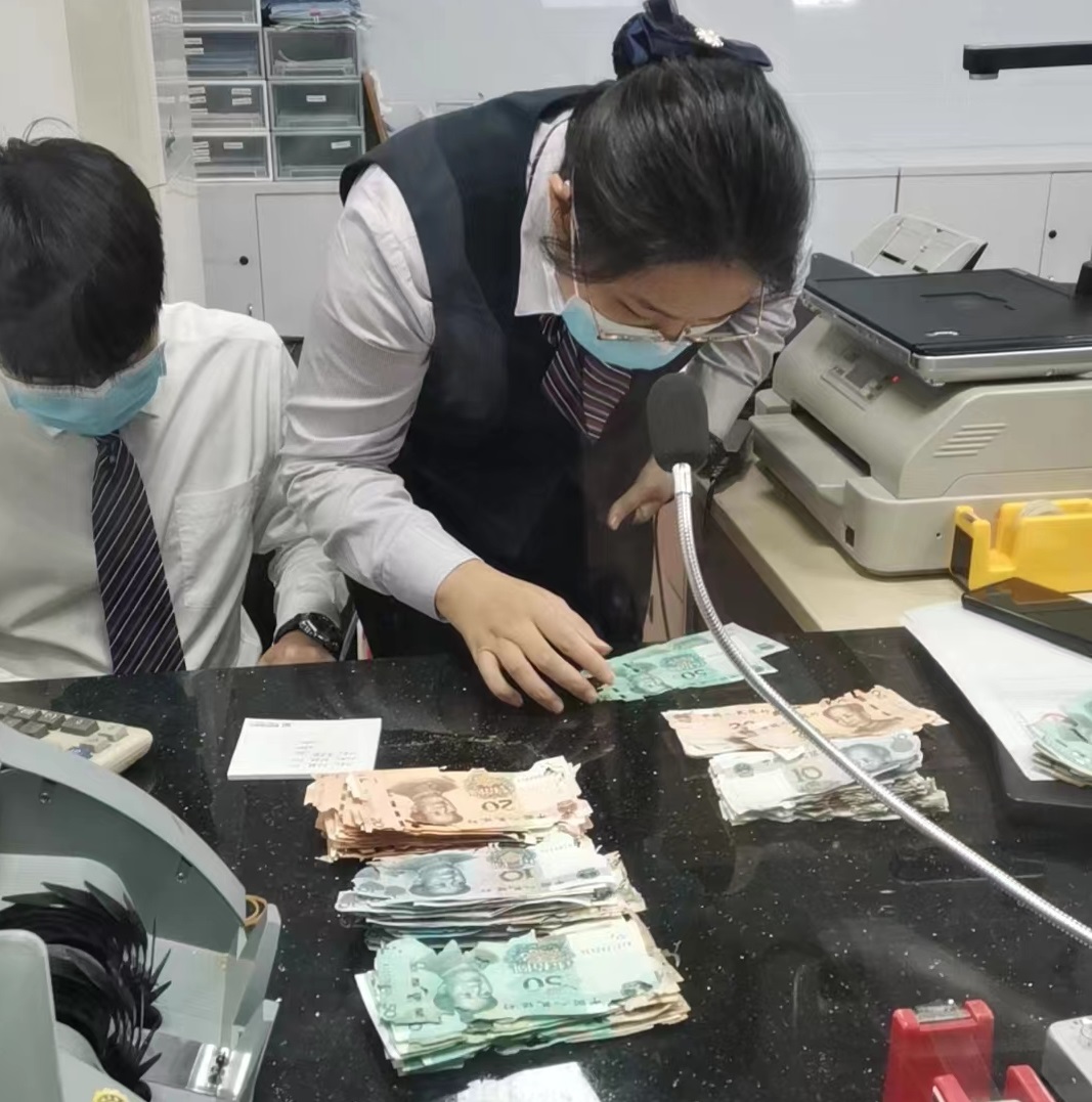 图2 江门农商银行为客户兑换残损人民币2万余元（清点现场）.jpg