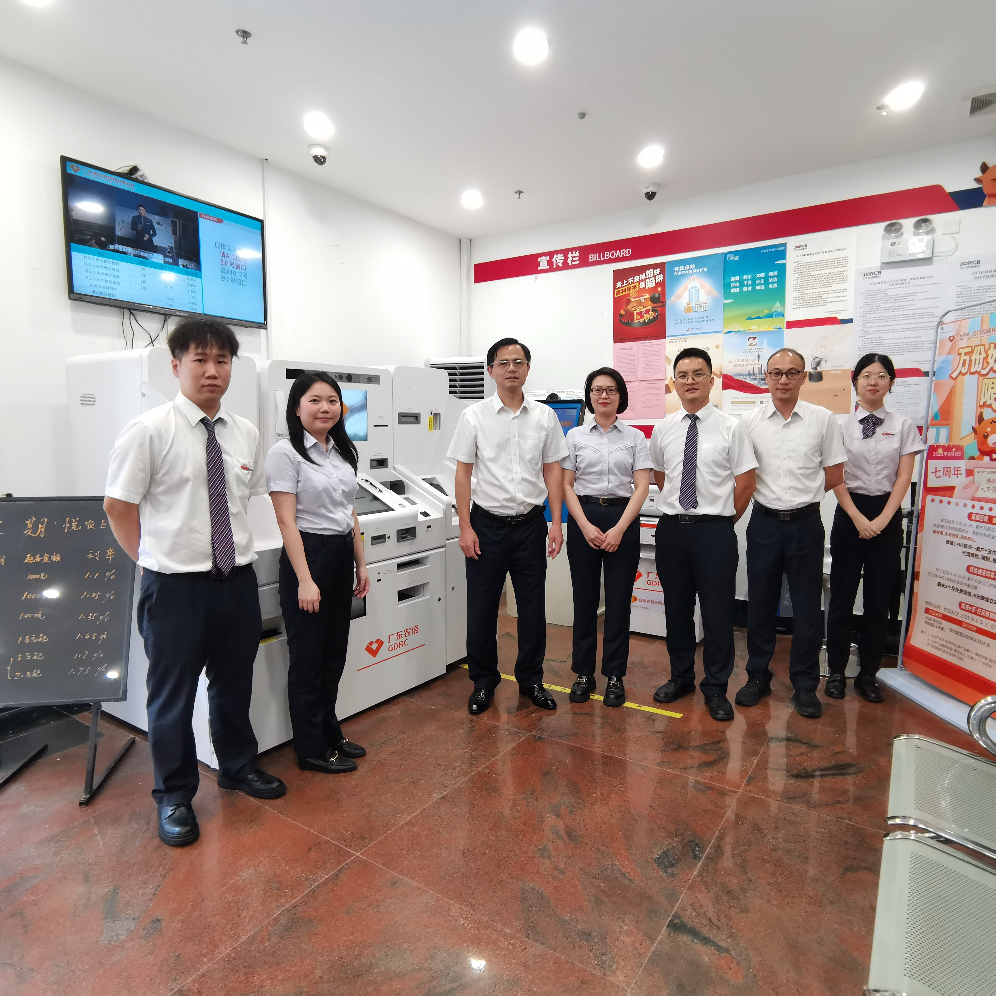 1761699176081032786.jpg 图 深耕智慧金融 延伸服务触角——江门农商银行两家智慧网点顺利完成升级并正式开业 (1).jpg